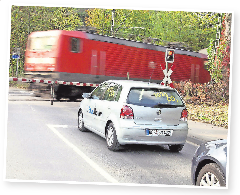 Wer vor roten Ampeln und an geschlossenen Bahnübergängen den Motor ausschaltet, kann den Treibstoffkonsum und Emissionen verringern. Foto: VW/hp Wer vor roten Ampeln und an geschlossenen Bahnübergängen den Motor ausschaltet, kann den Treibstoffkonsum und Emissionen verringern. Foto: VW/hp