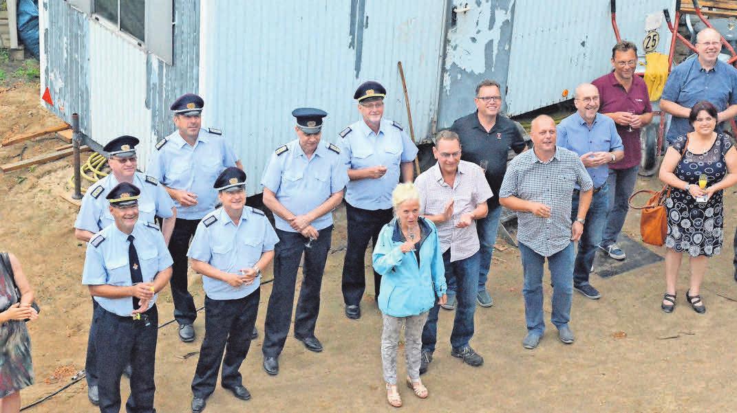 Kameraden, Verwaltung und Politik feierten vor ziemlich genau einem Jahr das Richtfest für ihre Feuerwache. FOTO: ANDREAS VOGEL Kameraden, Verwaltung und Politik feierten vor ziemlich genau einem Jahr das Richtfest für ihre Feuerwache. FOTO: ANDREAS VOGEL