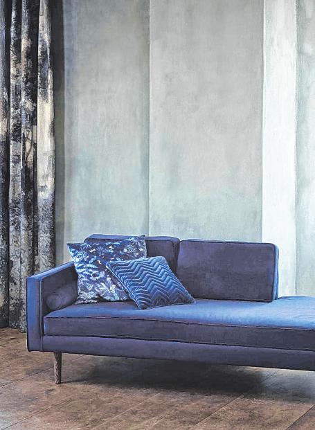 Und sogar größere Möbelstücke wie das Sofa lassen sich gut in der Trendfarbe Blau verwenden. Hier im Bild ein Beispiel von Broste Copenhagen. Und sogar größere Möbelstücke wie das Sofa lassen sich gut in der Trendfarbe Blau verwenden. Hier im Bild ein Beispiel von Broste Copenhagen.