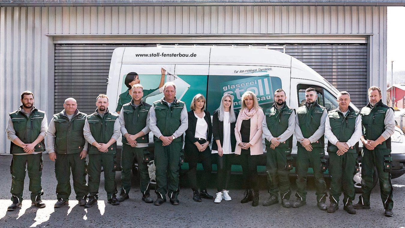 Ein echtes Team und ein Familienbetrieb, bei dem alle zusammenhalten: Fensterbau und Glaserei Stoll in Pfäffingen feiert 50-jähriges Bestehen. Besonders spezialisiert ist das Unternehmen auf Renovierungen. Jegliche Art Fenster, gerade auch für denkmalgeschützte Objekte und Fachwerkhäuser, werden verarbeitet und bei Bedarf auch selbst gefertigt. Dazu kommen die Themen Einbruchschutz, Beschattungen, Insektenschutz und Smarthome. Eine ausführliche, detailgenaue Beratung, ein freundlicher, zugewandter Umgangston und eine termingerechte, saubere und zuverlässige Ausführung ist für alle Stoll-Mitarbeiter selbstverständlich.