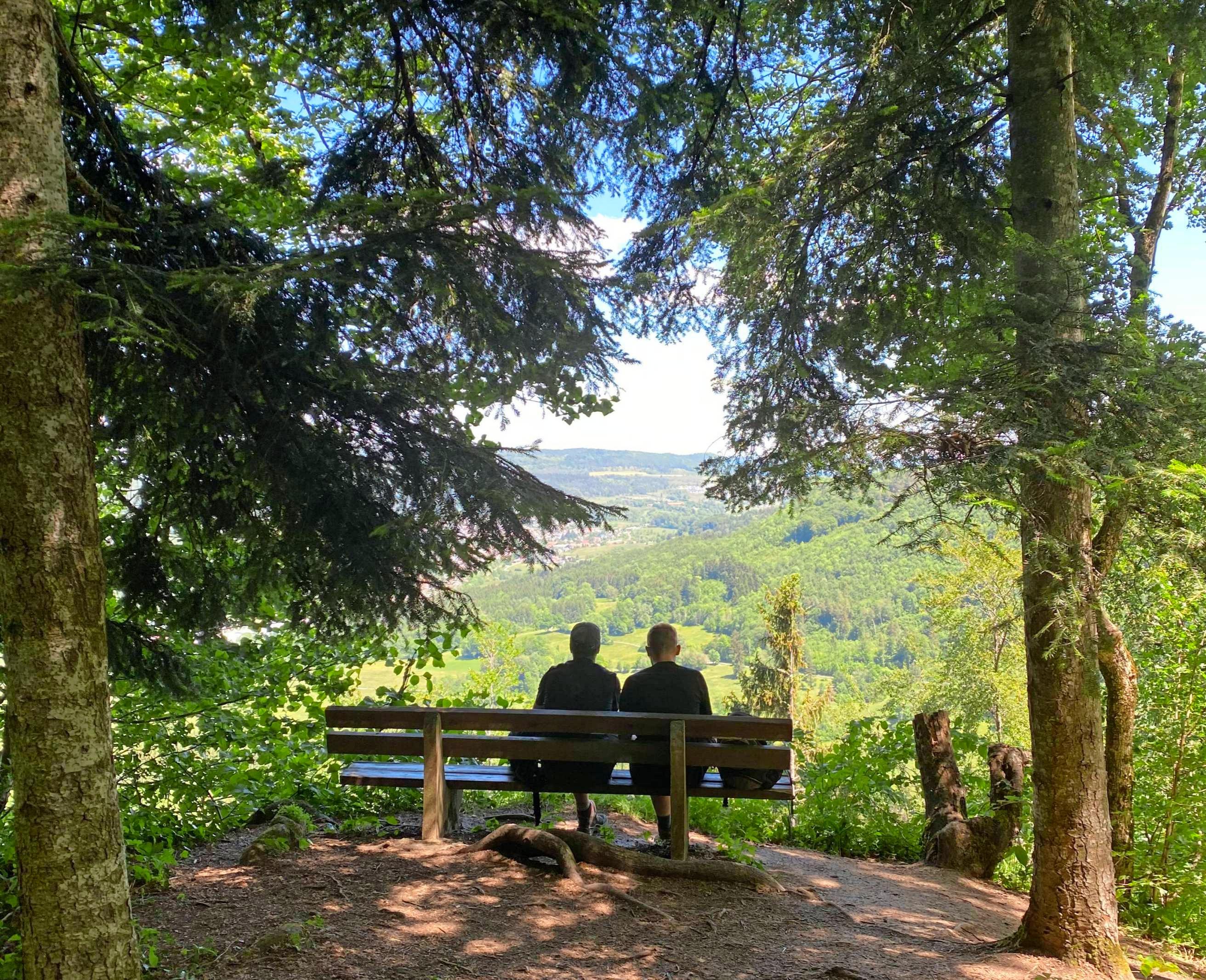 Rund um Albstadt genießt man am Albtrauf herrliche Ausblicke. Das große Wanderwegenetz ist bestens ausgeschildert. Fotos: Stefanie Sapara Rund um Albstadt genießt man am Albtrauf herrliche Ausblicke. Das große Wanderwegenetz ist bestens ausgeschildert. Fotos: Stefanie Sapara
