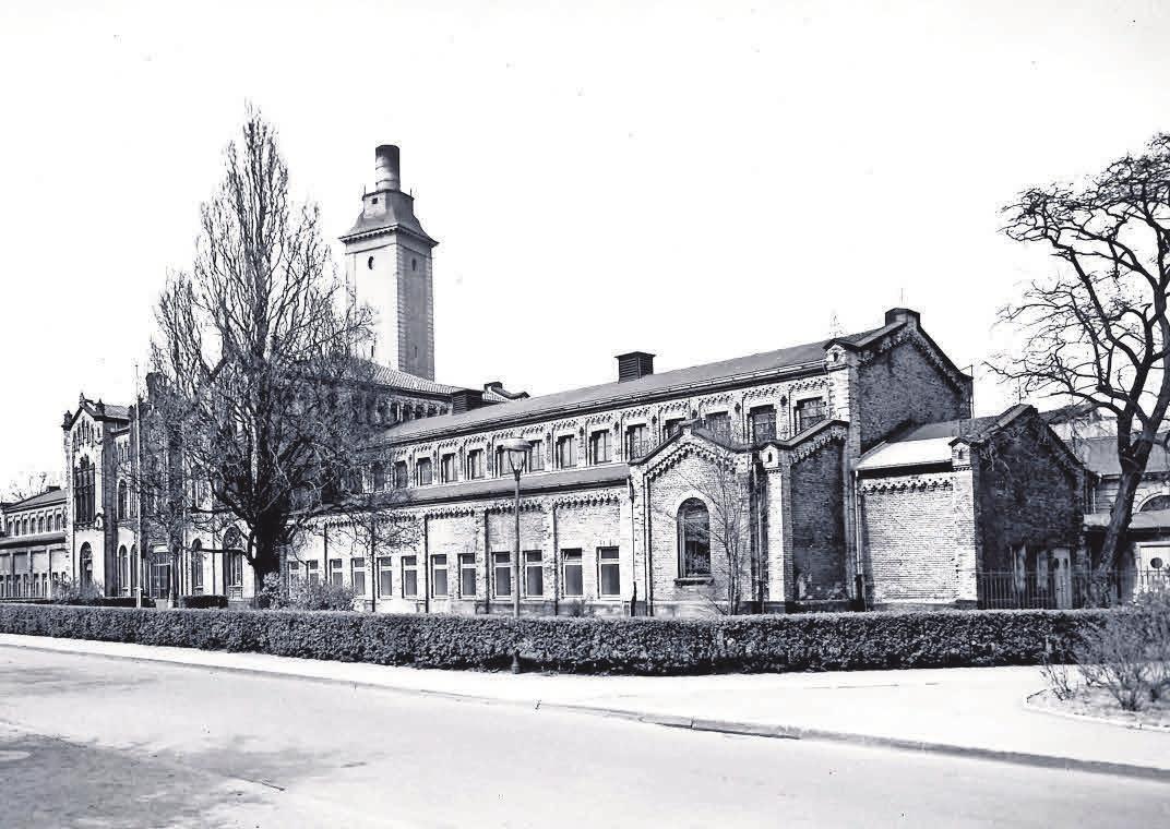Gebäude mit ­Geschichte: Der einstige Marstall war von 1922 bis 1953 die Mensa der Hochschule, heute gehört der nach Abriss des rechten Flügels verbliebene Rest zur Technischen Informations­ibliothek. Archiv der Leibniz Universitätsgesellschaft Hannover (2)