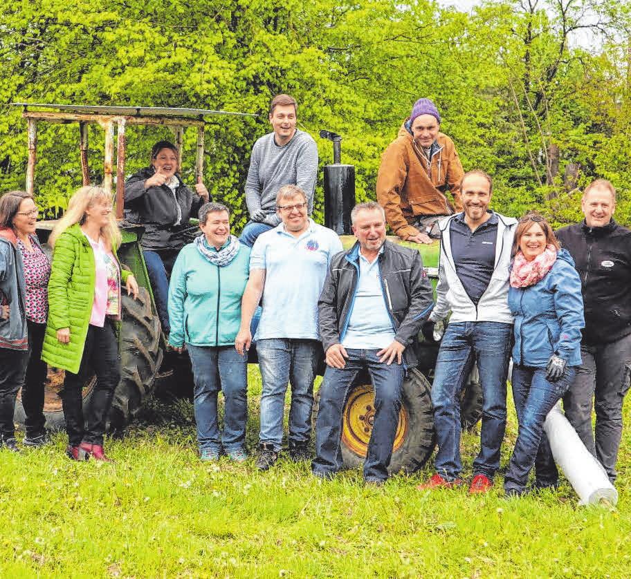 Der Jahrgang steckte viel Zeit und Mühen in die Projekte. Links zu sehen ist das Helferteam beim Platzkonzert des 50-iger Festes 2018. Die beiden anderen Bilder zeigen die Arbeiten an dem gemeinnützigen Projekt „Blumenwiese“. Fotos: Privat Der Jahrgang steckte viel Zeit und Mühen in die Projekte. Links zu sehen ist das Helferteam beim Platzkonzert des 50-iger Festes 2018. Die beiden anderen Bilder zeigen die Arbeiten an dem gemeinnützigen Projekt „Blumenwiese“. Fotos: Privat