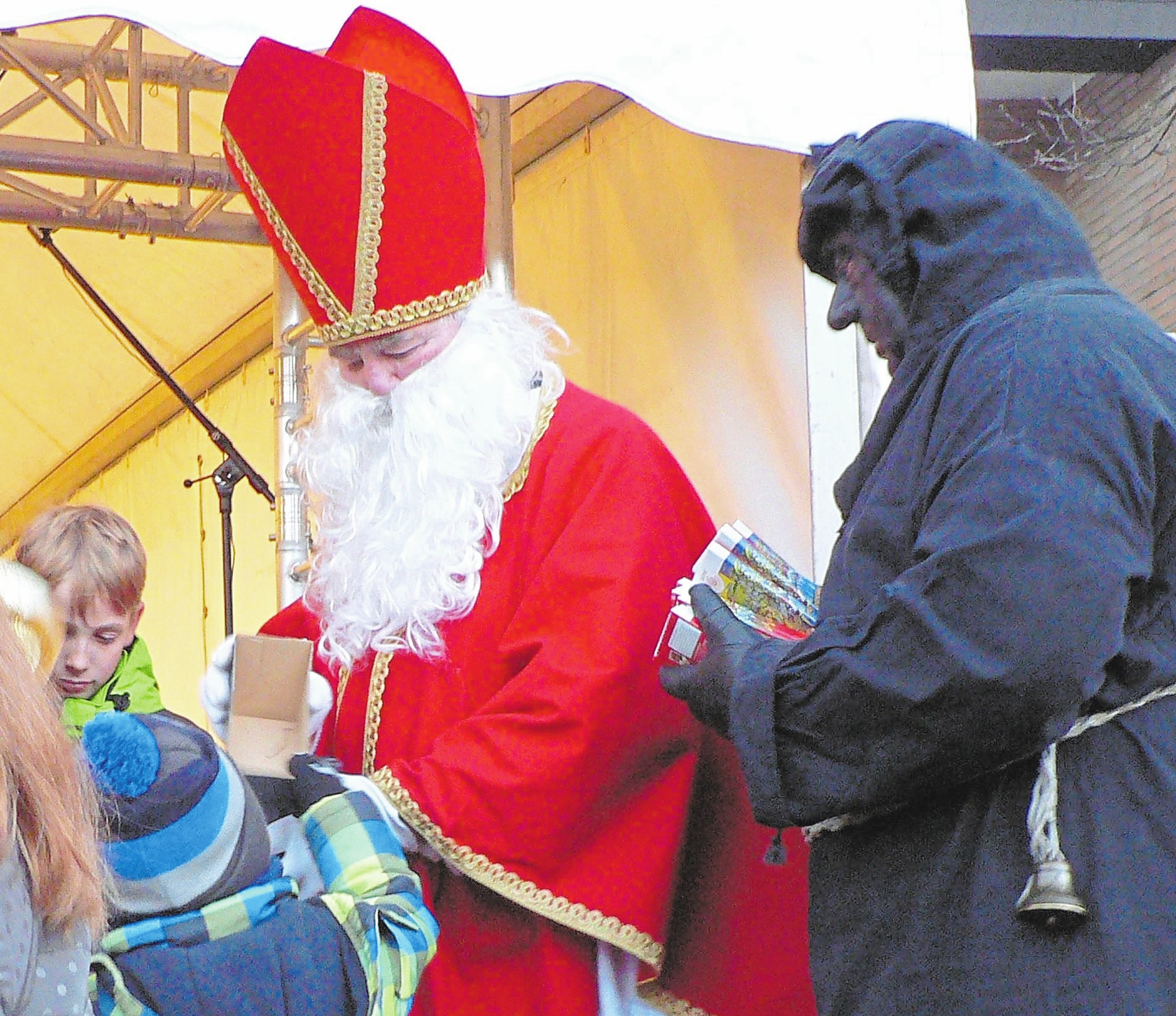 Der Nikolaus kommt mit Knecht Ruprecht zum Weihnachtsmarkt nach Nordwalde. Foto: Weihnachtsmarkt Nordwalde Der Nikolaus kommt mit Knecht Ruprecht zum Weihnachtsmarkt nach Nordwalde. Foto: Weihnachtsmarkt Nordwalde