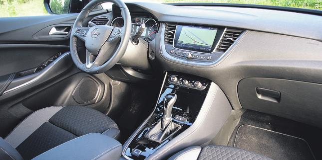 Aufgeräumt und bedienungsfreundlich präsentiert sich das Cockpit des Grandland X. Aufgeräumt und bedienungsfreundlich präsentiert sich das Cockpit des Grandland X.