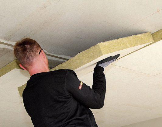 Warme Füße inklusive – eine nachträgliche Kellerdeckendämmung führt zu einer Verbesserung des Wärmeschutzes und des Wohnraumklimas. Bild: Heck Wall Systems Warme Füße inklusive – eine nachträgliche Kellerdeckendämmung führt zu einer Verbesserung des Wärmeschutzes und des Wohnraumklimas. Bild: Heck Wall Systems