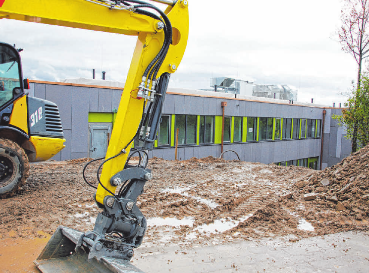 Der Erweiterungsbau befindet sich nördlich des Haupthauses. Hier entsteht ein Zugang von der Jahnstraße, für den Teile des Hanges abgetragen werden. Der Erweiterungsbau befindet sich nördlich des Haupthauses. Hier entsteht ein Zugang von der Jahnstraße, für den Teile des Hanges abgetragen werden.