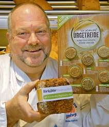 Heinz Hintelmann bietet jetzt au das „Brigitte Balance-Brot“ an, aus sechs ursprünglichen Getreidesorten besteht. Foto: Löben