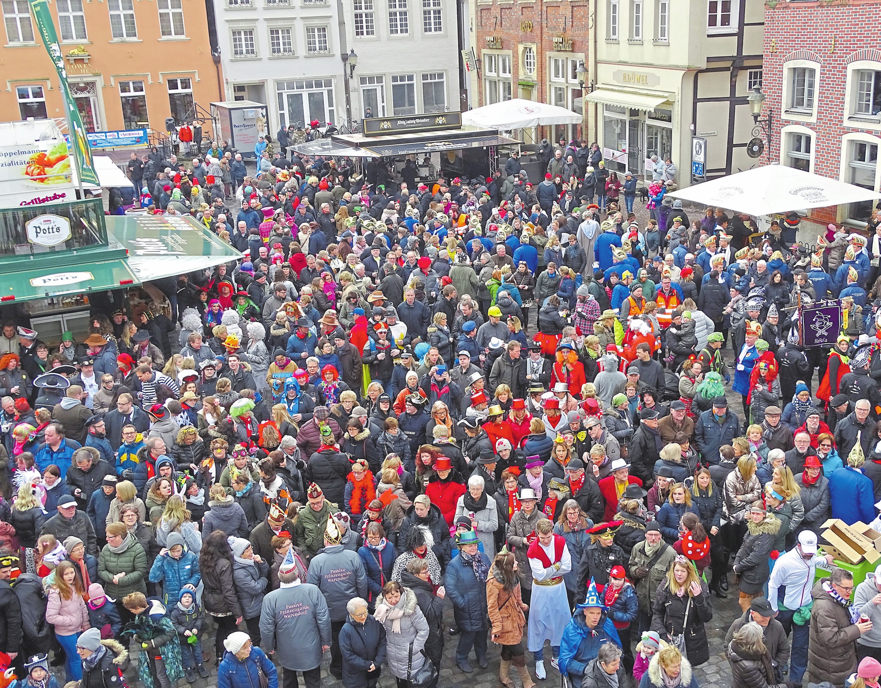 Beim spektakulären Sturm auf das Rathaus versammeln sich jede Menge Jecken auf dem Marktplatz. Foto: Jonas Wiening Beim spektakulären Sturm auf das Rathaus versammeln sich jede Menge Jecken auf dem Marktplatz. Foto: Jonas Wiening