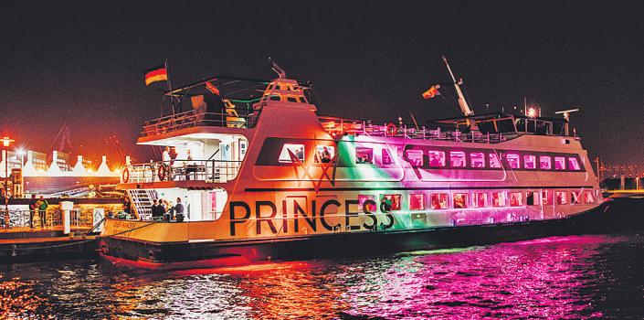 Die „Princess“ von Adler-Schiffe legt sonnabends ab 19 Uhr zu Fahrten mit Menü und Livemusik im Hamburger Hafen ab. Foto: Bjoern Weinbrandt