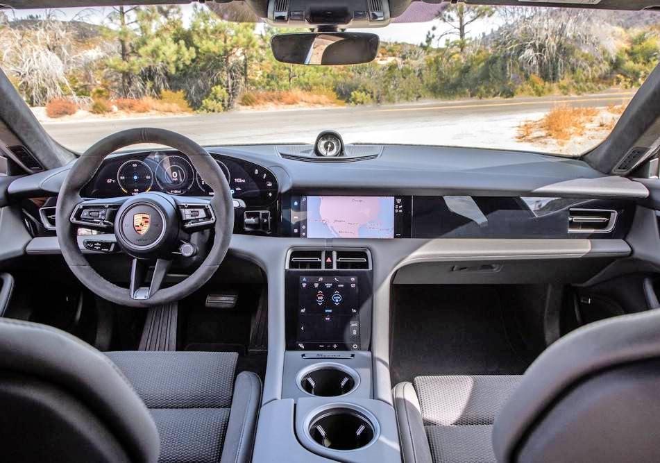Der Taycan sieht wie ein typischer Porsche aus. Im digitalen Cockpit des Elektro-Sportwagens aus Zuffenhausen gibt es nur noch wenige Knöpfe. Der Taycan sieht wie ein typischer Porsche aus. Im digitalen Cockpit des Elektro-Sportwagens aus Zuffenhausen gibt es nur noch wenige Knöpfe.