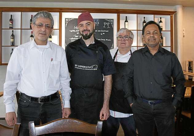 Sammy (v.li.n.re.), Pasquale, Küchenchef Toni und Tito sorgen für ein großartiges Brunch-Buffet jeden Sonntag. FOTO: SABRINA AUST Sammy (v.li.n.re.), Pasquale, Küchenchef Toni und Tito sorgen für ein großartiges Brunch-Buffet jeden Sonntag. FOTO: SABRINA AUST