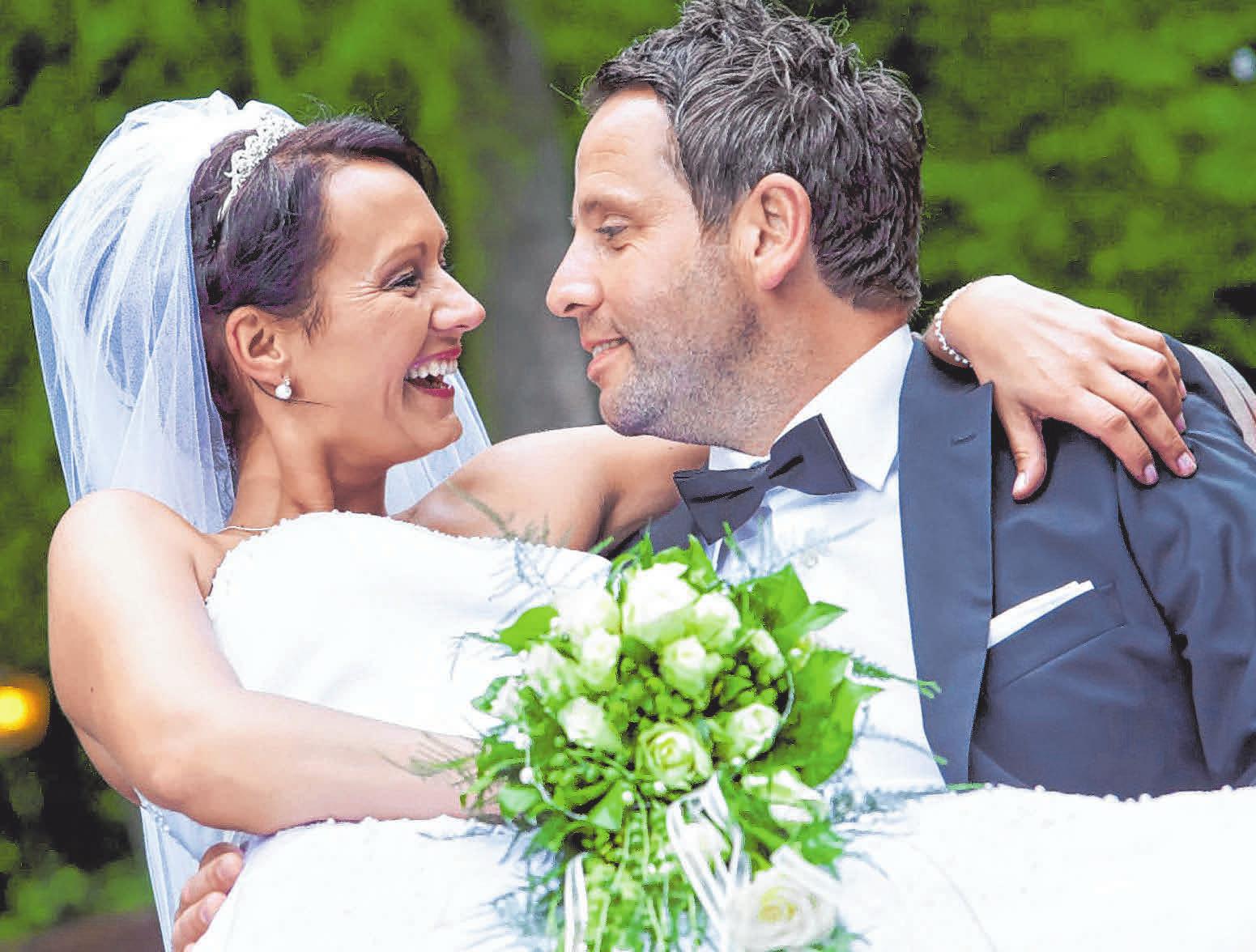 Schön und schwungvoll in die Ehe - die richtige Vorbereitung hilft dabei. FOTO: DJD/JH-PHOTO.DE-FOTOLIA Schön und schwungvoll in die Ehe - die richtige Vorbereitung hilft dabei. FOTO: DJD/JH-PHOTO.DE-FOTOLIA