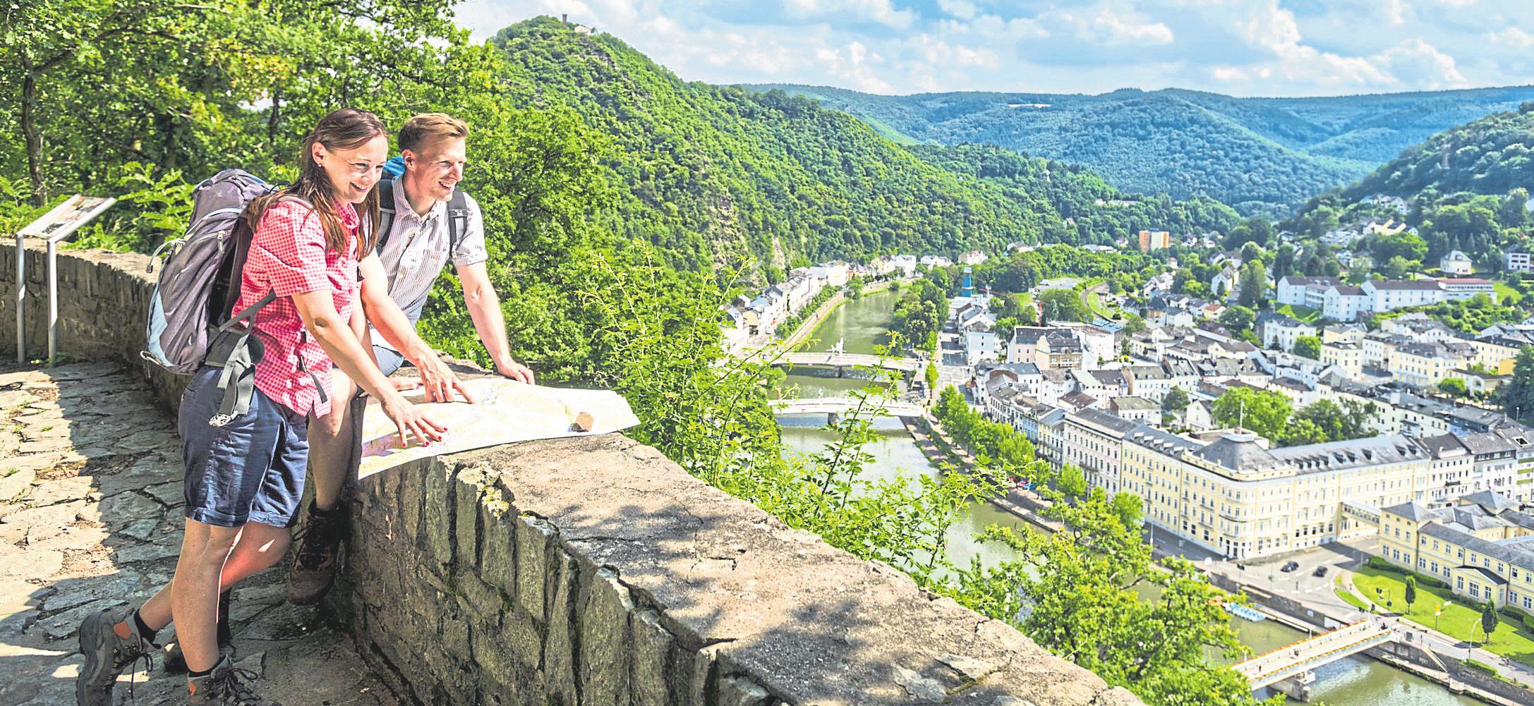 Gut zu Fuß? Dann ist der Premiumwanderweg HöhenLuft zu empfehlen, der auch Ausblicke auf Bad Ems eröffnet. Fotos: Dominik Ketz Gut zu Fuß? Dann ist der Premiumwanderweg HöhenLuft zu empfehlen, der auch Ausblicke auf Bad Ems eröffnet. Fotos: Dominik Ketz