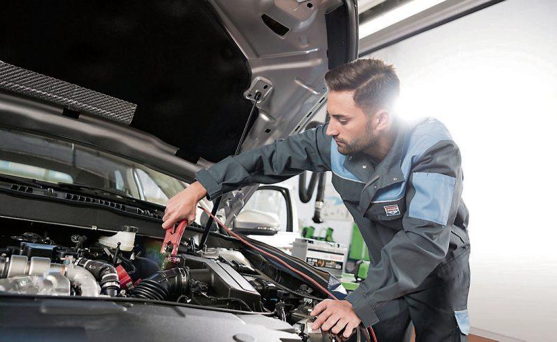 Hat die Batterie genug Power für strenge Frostnächte? Beim Herbst-Winter-Check kontrolliert der Fachmann den Batteriespeicher ebenso wie Bremsen, Licht und Scheibenwischer. Bild: djd/Robert Bosch GmbH