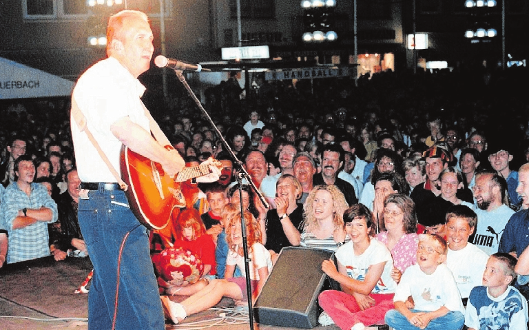 1998 sang Mike Krüger das Lied vom Nippel. FOTO: STEINMETZ 1998 sang Mike Krüger das Lied vom Nippel. FOTO: STEINMETZ