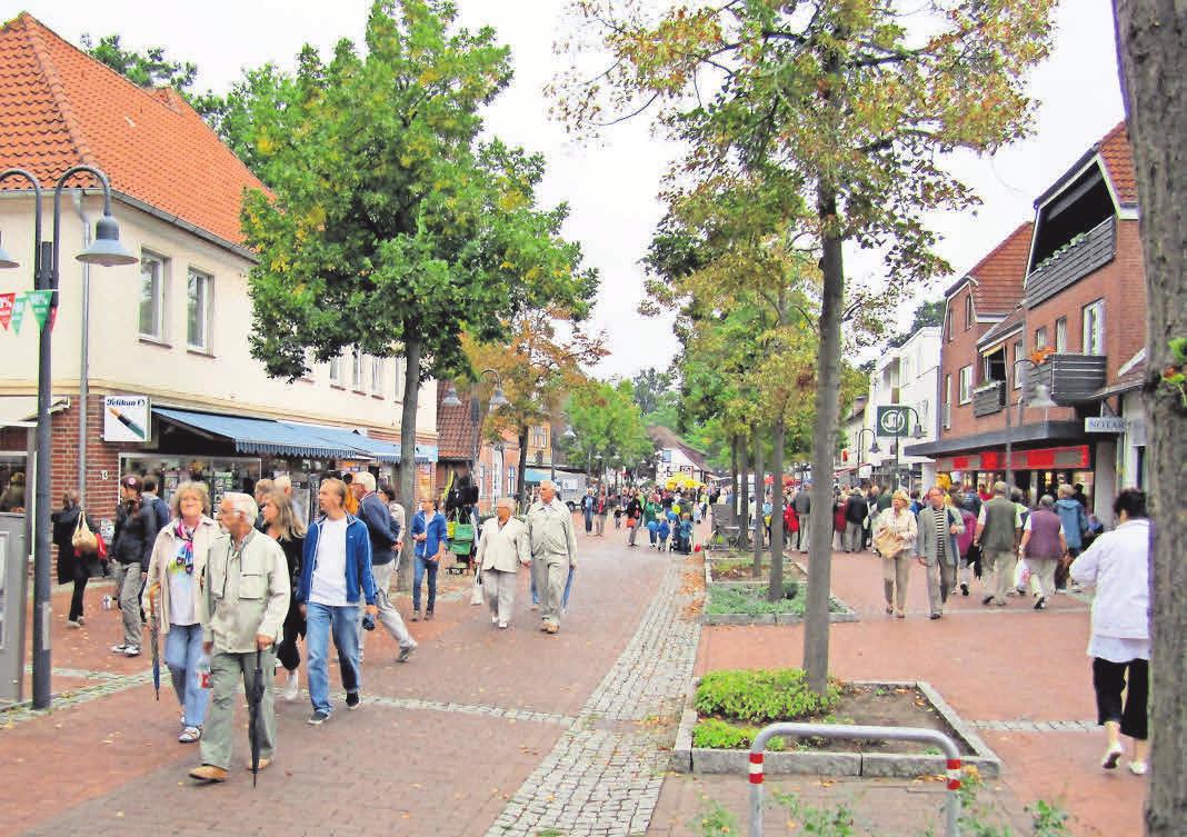 „Zeit für Muße: Zum Stadtfest nutzen viele Besucher die Gelegenheit zum Schauen und Entdecken.“ Foto: Witzig „Zeit für Muße: Zum Stadtfest nutzen viele Besucher die Gelegenheit zum Schauen und Entdecken.“ Foto: Witzig