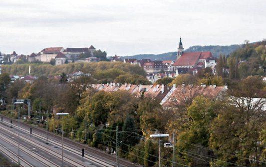 Viel Platz zum Spielen, eine hochwertige Aausstattung aller 157 Wohneinheiten und praktische Nebenräume machen das stadtnahe Wohnen im Alten Güterbahnhof attraktiv. Zu jeder Wohnung gehören zwei Fahrradstellplätze, für Kinderwagen gibt es einen separaten Kellerraum. Die Aussicht auf Stiftskirche und Schloss in der Abendsonne gehört auch dazu. Bilder: Uhland2 Viel Platz zum Spielen, eine hochwertige Aausstattung aller 157 Wohneinheiten und praktische Nebenräume machen das stadtnahe Wohnen im Alten Güterbahnhof attraktiv. Zu jeder Wohnung gehören zwei Fahrradstellplätze, für Kinderwagen gibt es einen separaten Kellerraum. Die Aussicht auf Stiftskirche und Schloss in der Abendsonne gehört auch dazu. Bilder: Uhland2