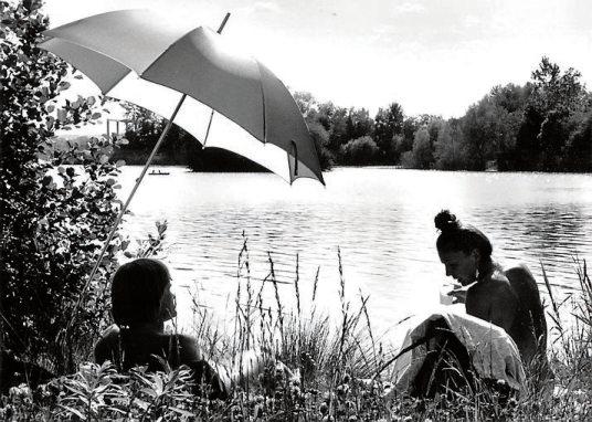 Früher wie heute das pure Vergnügen: ein Bad im Hirschauer Baggersee. Archivbild: Achim Thumm Früher wie heute das pure Vergnügen: ein Bad im Hirschauer Baggersee. Archivbild: Achim Thumm