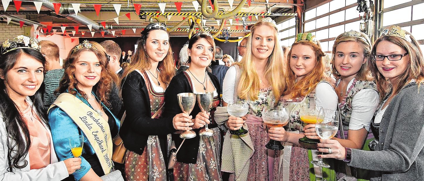 Royaler Besuch: Neben der Bergsträßer Weinkönigin Carolin Hillenbrand und der Bensheimer Blütenkönigin Linda Engelhard (v.l.) waren etliche weitere Hoheiten aus der Region zu Gast. Royaler Besuch: Neben der Bergsträßer Weinkönigin Carolin Hillenbrand und der Bensheimer Blütenkönigin Linda Engelhard (v.l.) waren etliche weitere Hoheiten aus der Region zu Gast.