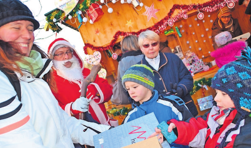 „Drauß‘ vom Walde, da komm‘ ich her“. Der bärtige Geselle Nikolaus überrascht auf dem Adventsmarkt wohl in erster Linie die kleinen Besucher. Fotos: Christine Rittweg „Drauß‘ vom Walde, da komm‘ ich her“. Der bärtige Geselle Nikolaus überrascht auf dem Adventsmarkt wohl in erster Linie die kleinen Besucher. Fotos: Christine Rittweg
