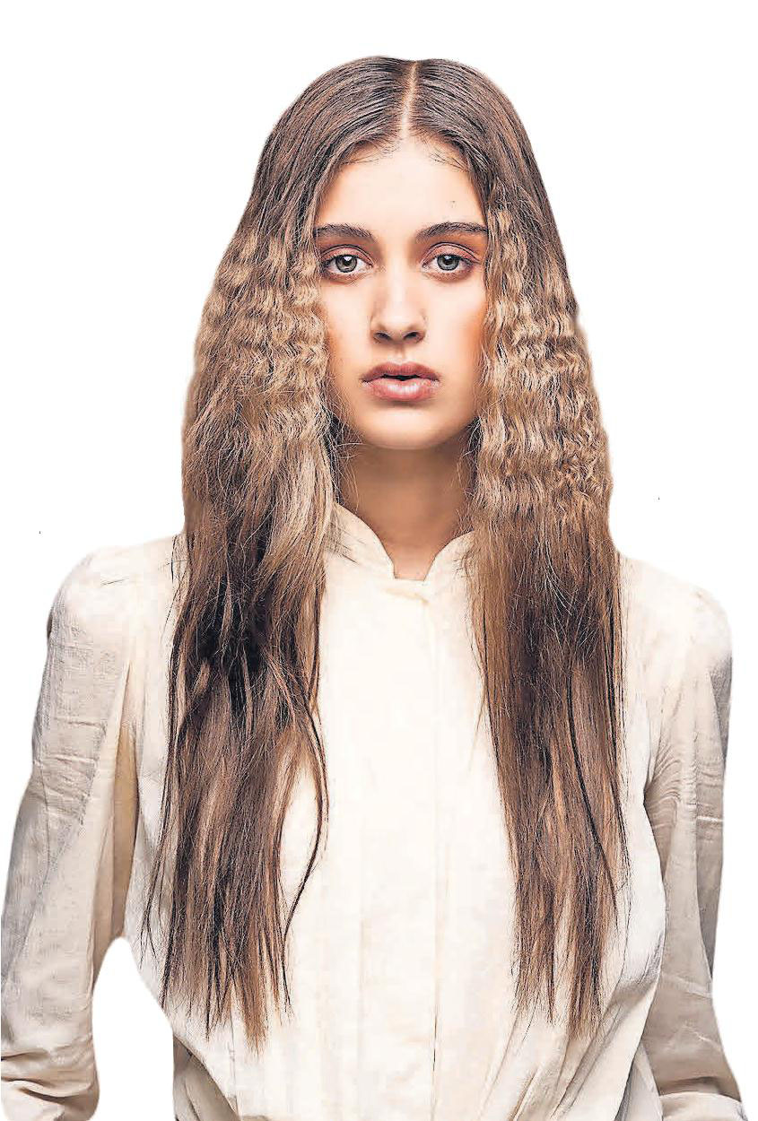 Gekreppte Haare liegen im Trend. Dazu werden einzelne Strähnen oder Haarpartien mit dem Kreppeisen bearbeitet. Gekreppte Haare liegen im Trend. Dazu werden einzelne Strähnen oder Haarpartien mit dem Kreppeisen bearbeitet.