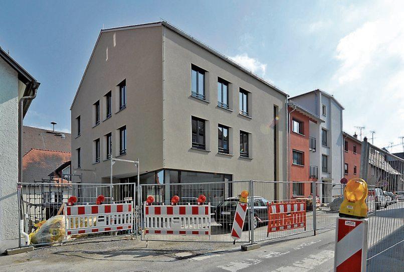 Zwar stehen noch einzelne Bauschilder, aber der Rathausanbau wird am morgigen Samstag offiziell eingeweiht und kann bei einem Tag der offenen Tür besichtigt werden. Bild: Steffen Schlüter/Stadtverwaltung Rottenburg