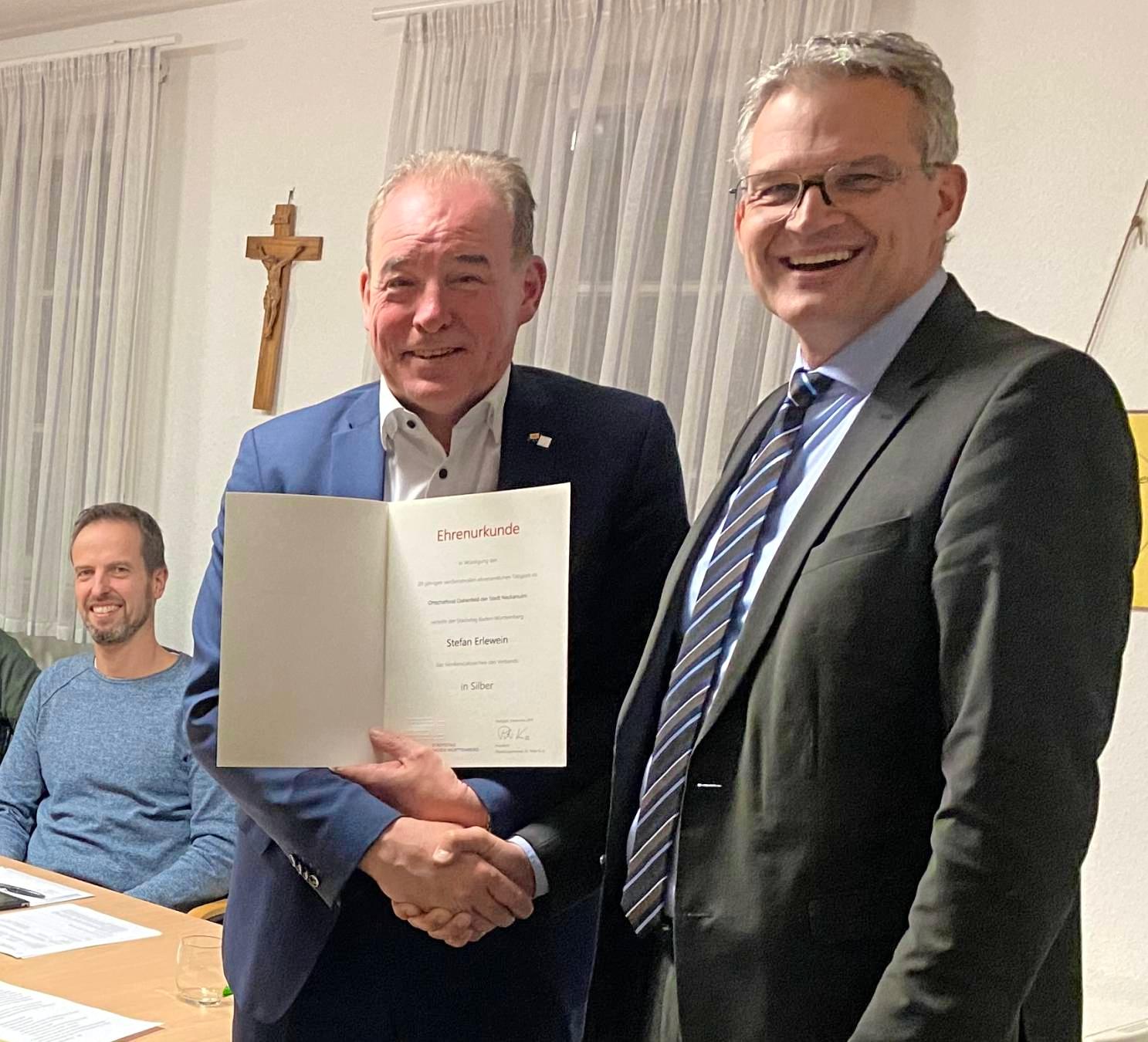OB Hertwig (r.) überreicht die Auszeichnung an Stefan Erlewein. Foto: privat OB Hertwig (r.) überreicht die Auszeichnung an Stefan Erlewein. Foto: privat