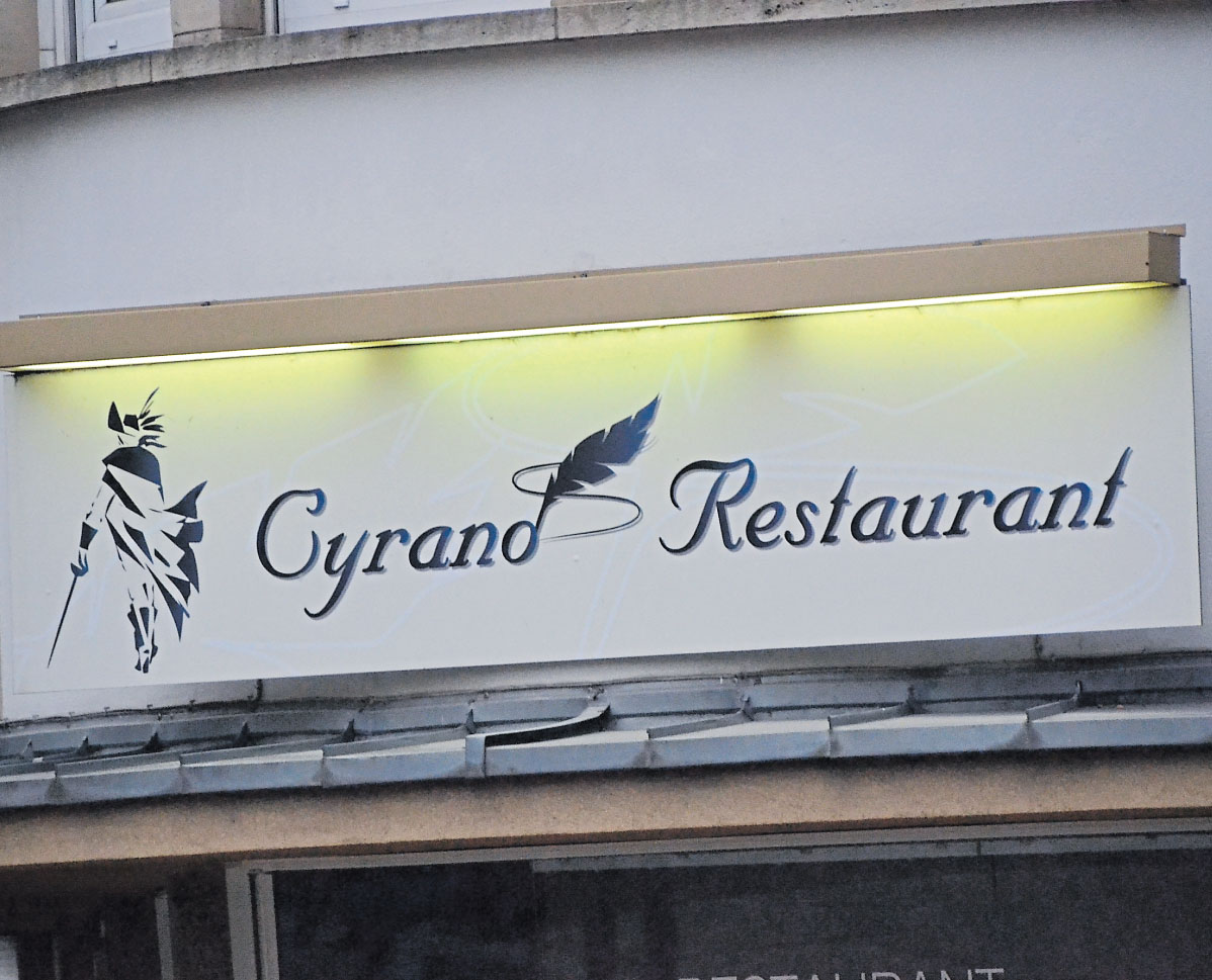 Une sortie du parking souterrain donne directement sur l'entrée.