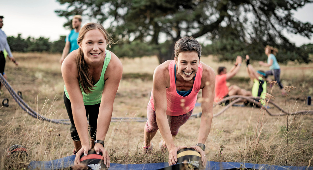 TRAININGSORTE Die „Original Bootcamps“ finden in der freien Natur statt – in Parks oder auch auf Schulhöfen. TRAININGSORTE Die „Original Bootcamps“ finden in der freien Natur statt – in Parks oder auch auf Schulhöfen.