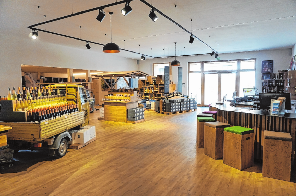 Die neue Vinothek setzt Wein künstlerisch in Szene. FOTO: LAURA HEIDECKER Die neue Vinothek setzt Wein künstlerisch in Szene. FOTO: LAURA HEIDECKER