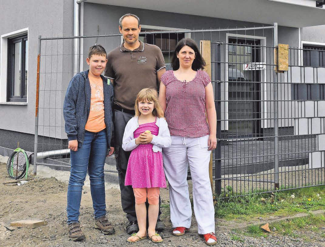 Sven und Melanie Göthe mit ihren Kindern Philipp (10) und Leonie (6) vor dem fast fertiggestellten Gebäude. Sven und Melanie Göthe mit ihren Kindern Philipp (10) und Leonie (6) vor dem fast fertiggestellten Gebäude.