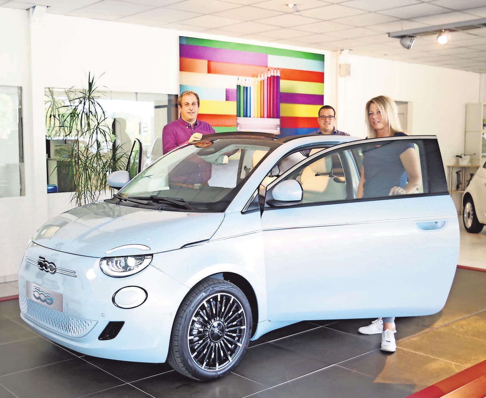 Die Sellmann-Mitarbeiter Gordon Schwarz (von links), Niels Poelmeyer und Yvonne Franek freuen sich über den neuen Fiat 500er BEV. Die Sellmann-Mitarbeiter Gordon Schwarz (von links), Niels Poelmeyer und Yvonne Franek freuen sich über den neuen Fiat 500er BEV.