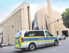 Polizeikräfte durchsuchten die Moschee. Foto: Goyert Polizeikräfte durchsuchten die Moschee. Foto: Goyert