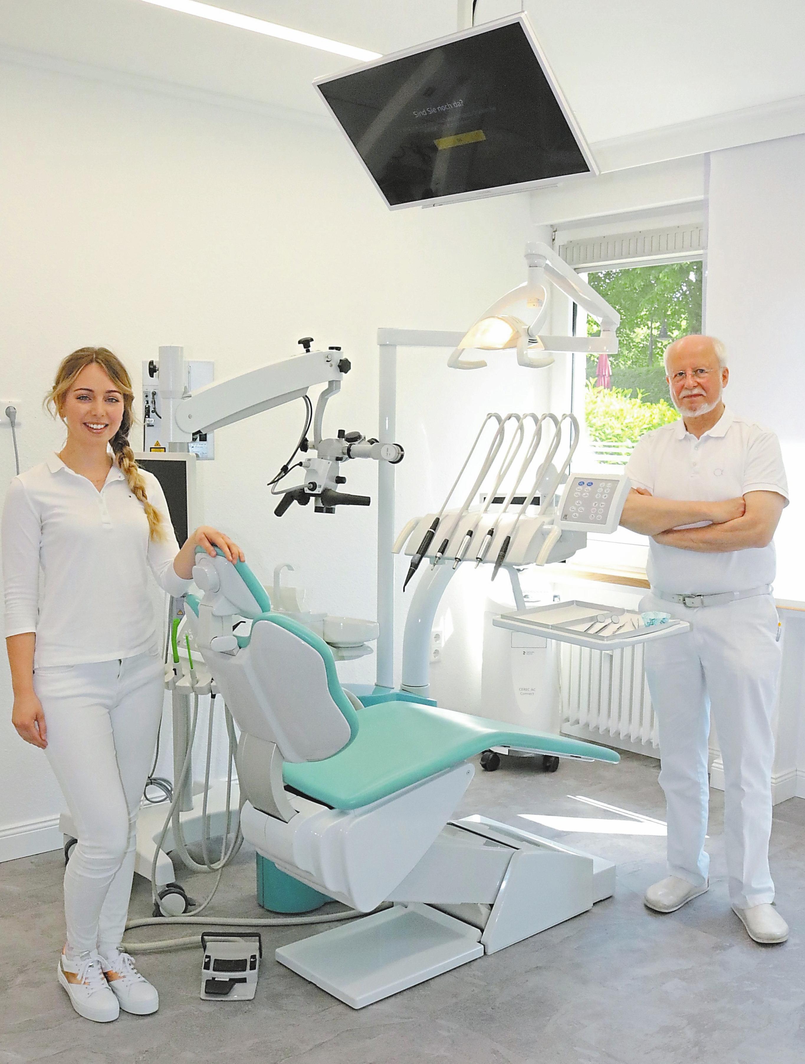 Dr. Maria Gennert arbeitet mit Dr. Christian Pieper im Zahnmedizinischen Versorgungszentrum alphadentalis zusammen. Dr. Maria Gennert arbeitet mit Dr. Christian Pieper im Zahnmedizinischen Versorgungszentrum alphadentalis zusammen.