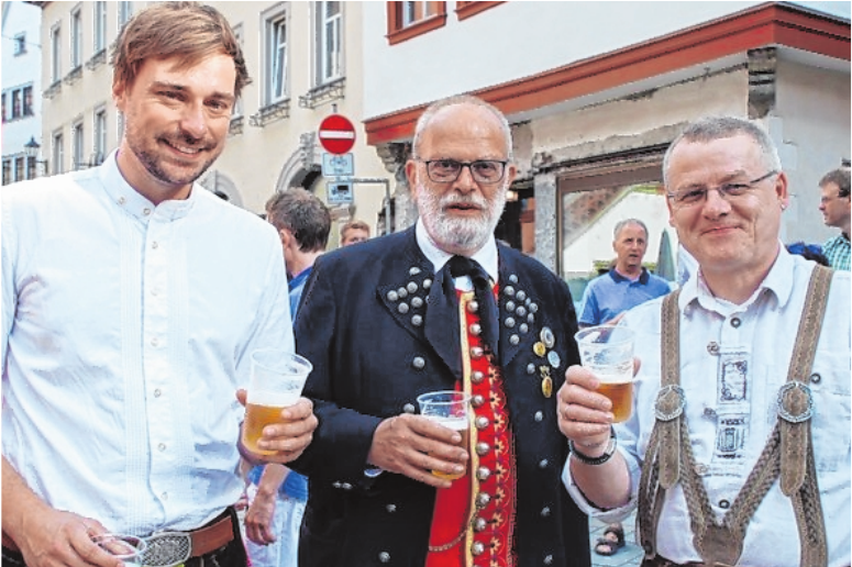 Das Festbier ist heuer besonders süffig, auch Paul Mohr vom Trachtenverein (Mitte) ist begeistert. Rechts Braumeister Otto Resch, links Jacob Pritzl, Juniorchef der Kauzen-Bräu. Das Festbier ist heuer besonders süffig, auch Paul Mohr vom Trachtenverein (Mitte) ist begeistert. Rechts Braumeister Otto Resch, links Jacob Pritzl, Juniorchef der Kauzen-Bräu.