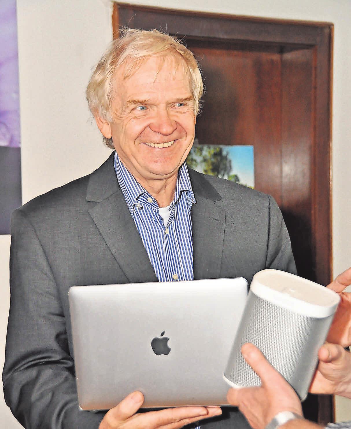 Heinz Mensing überreicht einem Kunden dessen neue Geräte, unter anderem einen Apple-Laptop. Die Auswahl im Lager des Unternehmens lässt keine Wünsche offen. Foto: Archiv Heinz Mensing überreicht einem Kunden dessen neue Geräte, unter anderem einen Apple-Laptop. Die Auswahl im Lager des Unternehmens lässt keine Wünsche offen. Foto: Archiv