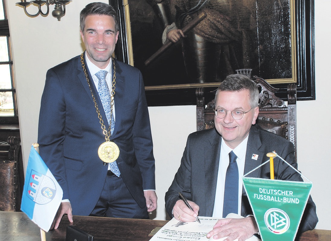 DFB-Präsident Reinhard Grindel (rechts) trug sich ins Goldene Buch der Stadt Celle ein DFB-Präsident Reinhard Grindel (rechts) trug sich ins Goldene Buch der Stadt Celle ein