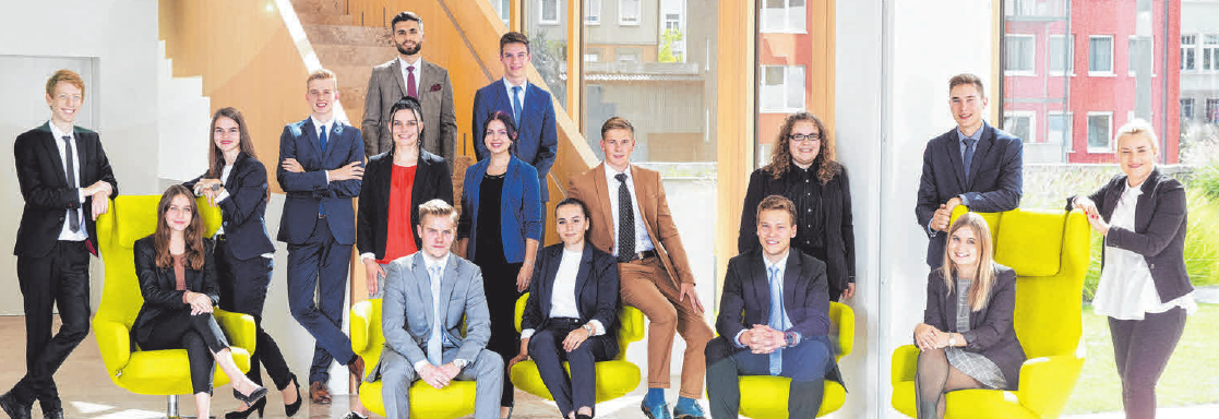 Aussichten? Gut!: der Ausbildungsjahrgang 2018 der Kreissparkasse Tuttlingen. FOTO: KSK Aussichten? Gut!: der Ausbildungsjahrgang 2018 der Kreissparkasse Tuttlingen. FOTO: KSK