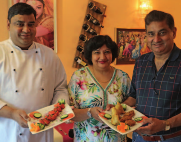 Subhash Veauli (rechts), seine Frau Neelam und sein Koch Arwind Singh Rawat zeigen eine Vorspeisen-Auswahl des Taj Mahal. Fotos: Michael Hotze