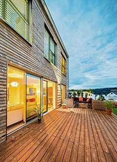 Terrassendielen aus Echtholz sehen edel aus. Foto: Kebony/René Sievert