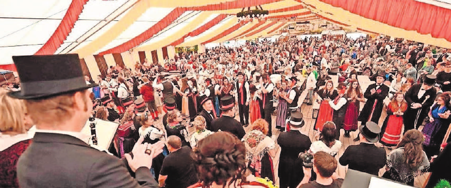 Beste Stimmung ist im Festzelt garantiert. Beste Stimmung ist im Festzelt garantiert.