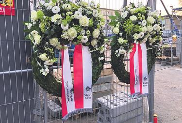 Am Bauzaun: Kränze für Kevin und Khalil, die Opfer des Unglücks Am Bauzaun: Kränze für Kevin und Khalil, die Opfer des Unglücks