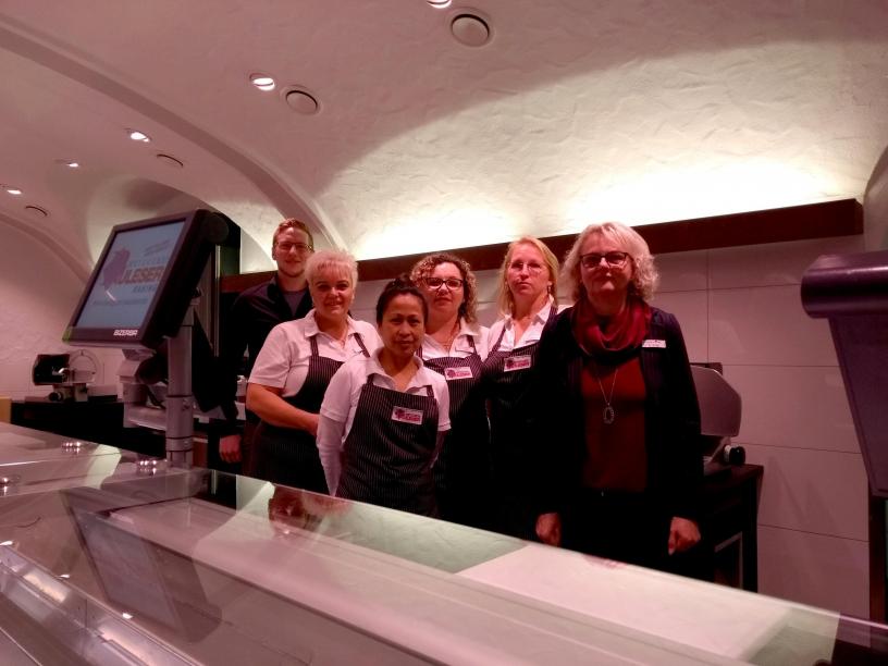 Freuen sich auf ihre Kunden: die Mitarbeiterinnen und Mitarbeiter der Metzgerei Pauleser in der Filiale in Kösching. Fotos: Lamprecht Freuen sich auf ihre Kunden: die Mitarbeiterinnen und Mitarbeiter der Metzgerei Pauleser in der Filiale in Kösching. Fotos: Lamprecht