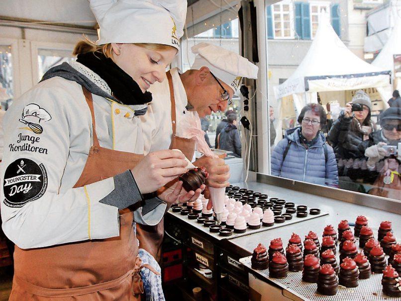 Frischer kann kein Nikolaus sein: Im transparenten chocolateROOM auf dem Marktplatz kann man zusehen, wie die frisch von Hand gemachten Schaumküsse chocoLINO kunstvoll in Weihnachtsmänner verwandelt werden. Zum Aufessen beinahe zu schade. Aber eben nur: beinahe. Hmmm... Bilder: Uhland2
