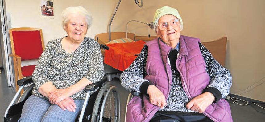 Barbara Baumann (96) und Ilse Kolm (99) teilen sich ein Doppelzimmer. Die beiden Hamburgerinnen verstehen sich gut. FOTO: ANDREAS LAIBLE