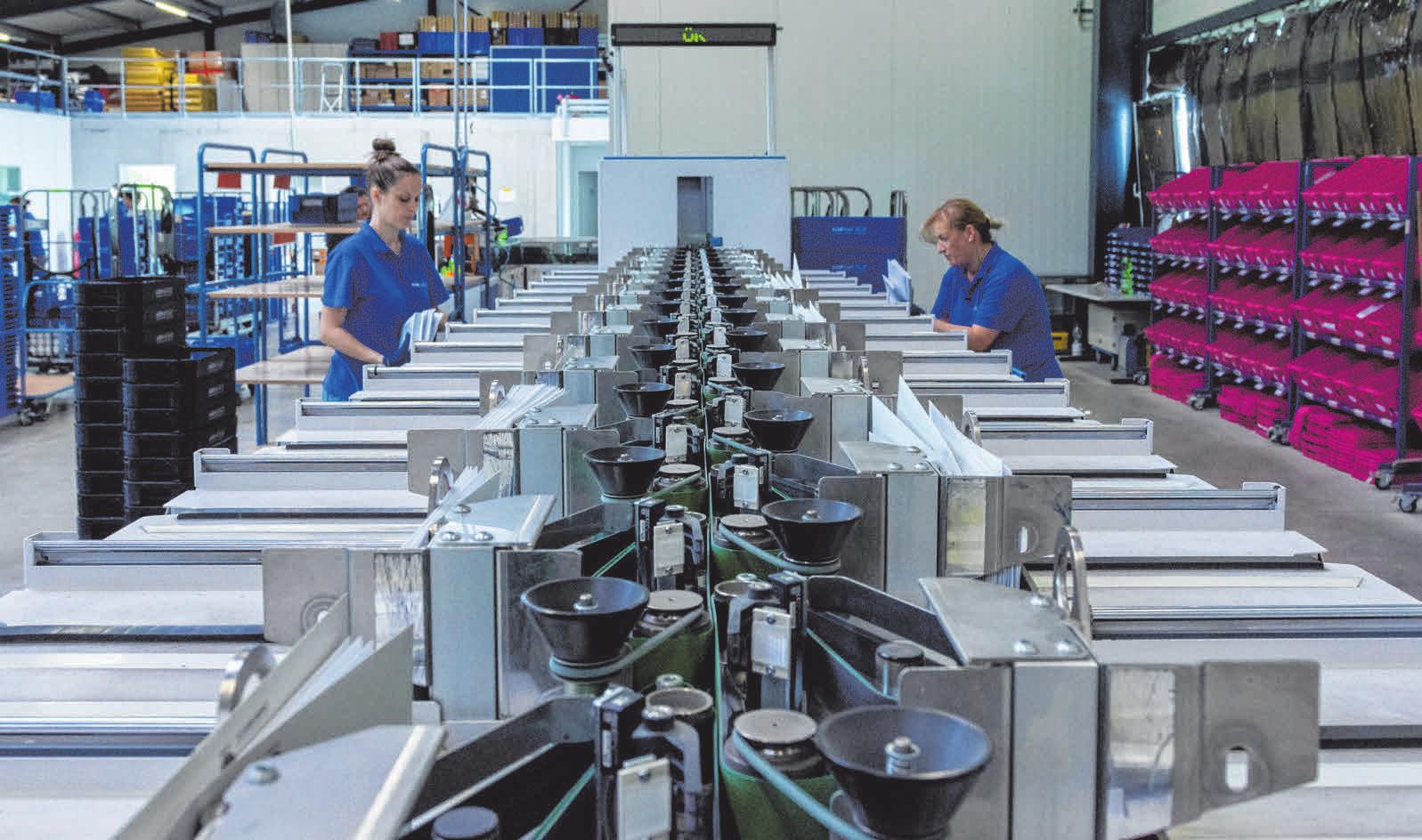 Die Hochleistungssortiermaschine kann bis zu 40 000 Briefe in der Stunde verarbeiten. Die Hochleistungssortiermaschine kann bis zu 40 000 Briefe in der Stunde verarbeiten.