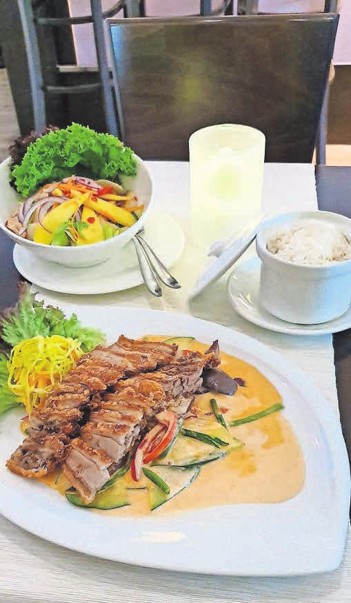 Knusprig gebratene Ente Ped Yang (R1) und ein Mango-Salat (23) lassen keine Wünsche offen. Knusprig gebratene Ente Ped Yang (R1) und ein Mango-Salat (23) lassen keine Wünsche offen.
