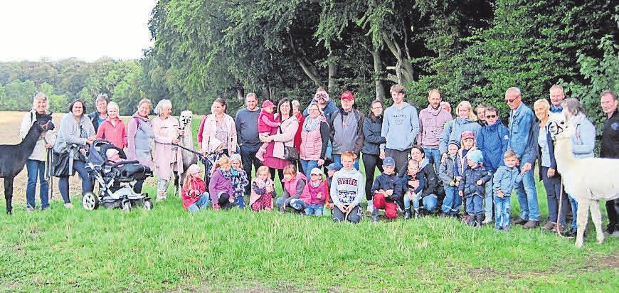 Abschlussfoto nach der Alpaka-Wanderung. Alle Teilnehmer hatten viel Spaß an diesem naturkundlichen Angebot. Foto: privat Abschlussfoto nach der Alpaka-Wanderung. Alle Teilnehmer hatten viel Spaß an diesem naturkundlichen Angebot. Foto: privat
