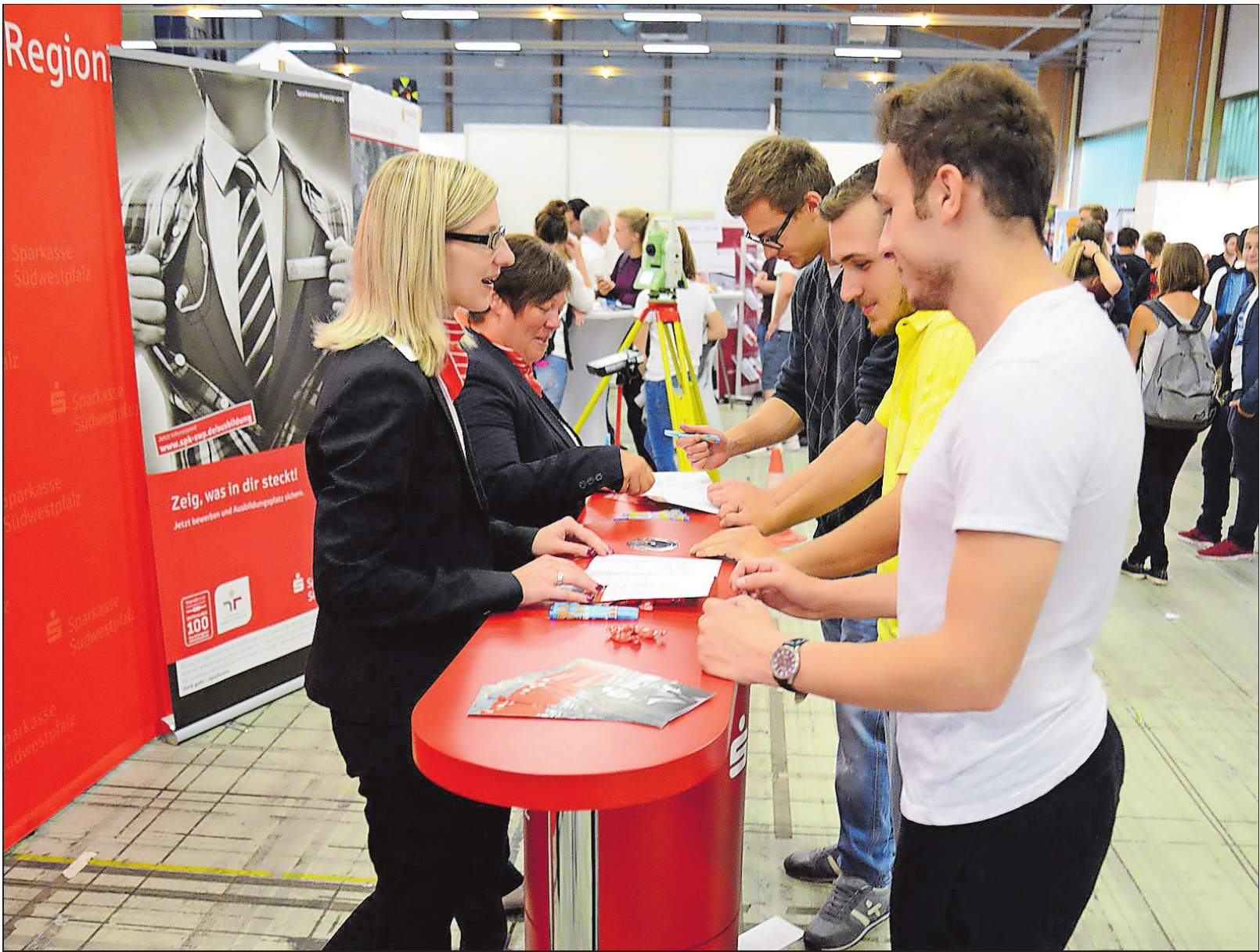 Verwaltungsberufe sind bei den Schüler sehr gefragt,während Handwerker oft länger nach Azubis suchen müssen. ARCHIVFOTO: BUCHHOLZ Verwaltungsberufe sind bei den Schüler sehr gefragt,während Handwerker oft länger nach Azubis suchen müssen. ARCHIVFOTO: BUCHHOLZ
